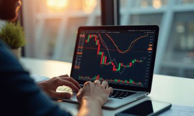 Personne utilisant un ordinateur portable avec graphiques de trading Bitcoin