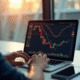 Personne utilisant un ordinateur portable avec graphiques de trading Bitcoin